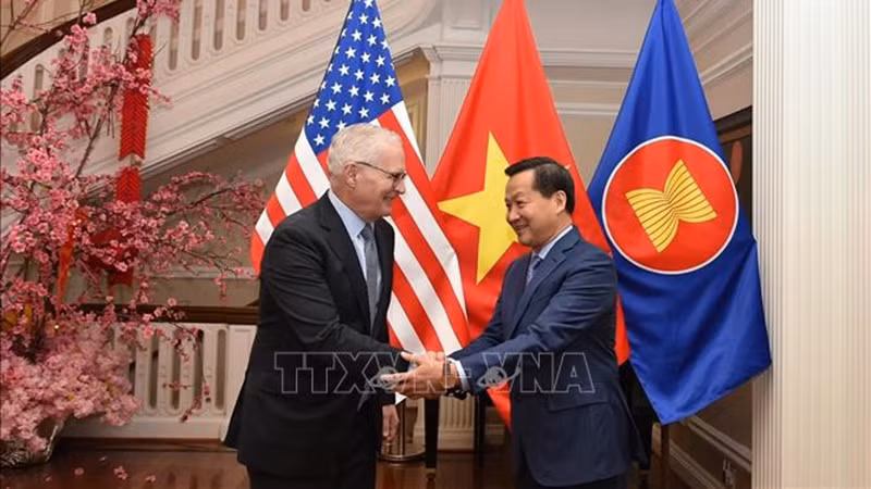 Вице-премьер Ле Минь Кхай на встрече с Президентом SIA Джоном Неффером. Фото: ВИА