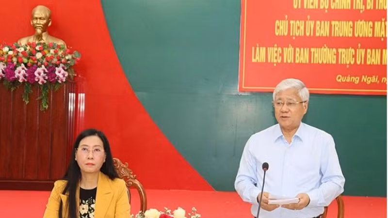 Товарищ До Ван Тьиен выступает на рабочем заседании. 