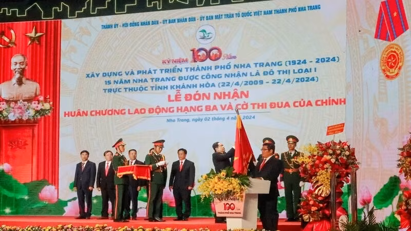Товарищ Чан Тхань Ман вручает городу Нячангу Орден Труда третьей степени. Фото: Фонг Нгуен
