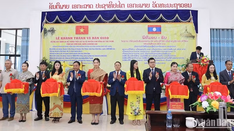 Церемония открытия и передачи проекта строительства 4 ирригационных систем в уездах Анувонг и Тэтхом. Фото: Хай Тиен