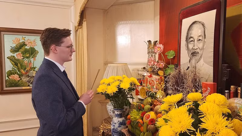 Г-н Кирил Уиттакер воскуряет благовония в память о Президенте Хо Ши Мине в Посольстве Вьетнама в Великобритании. Фото: ВИА