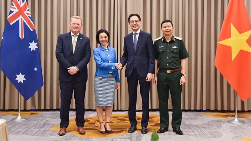 Стороны фотографируются на память. Фото: МИД Вьетнама