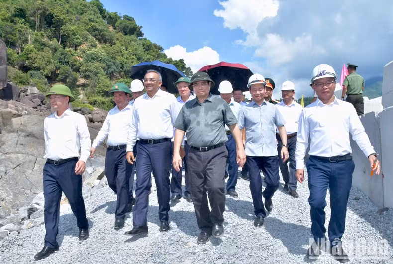 Премьер-министр на строительной площадке порта Лиентьеу. Фото: Тхань Жанг