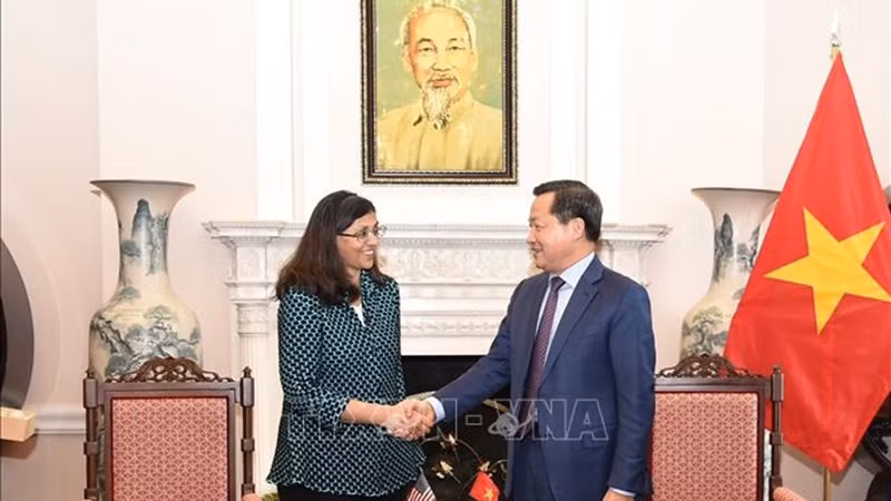 Вице-премьер Ле Минь Кхай и Заместитель директора Американской корпорации по финансированию международного развития (DFC) Ниша Бисвал. Фото: ВИА