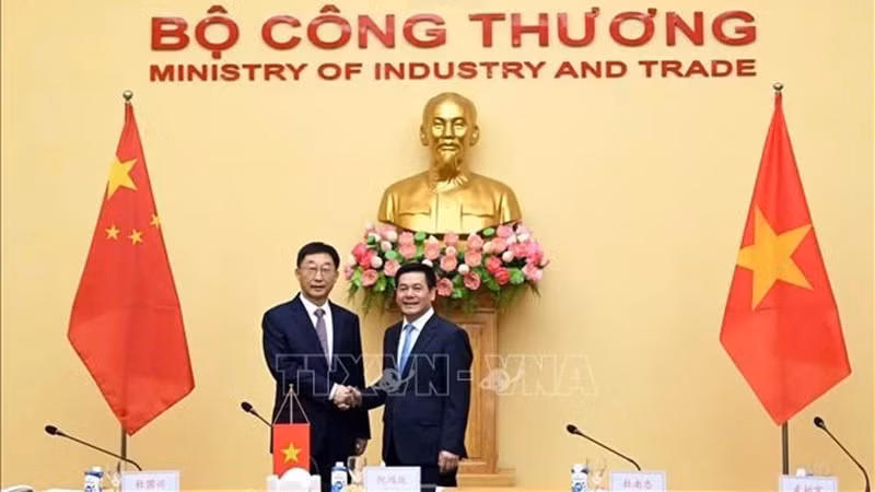 Министр промышленности и торговли Нгуен Хонг Зиен и Секретарь партийного комитета Гуанси-Чжуанского автономного района Лю Нин. Фото: ВИА