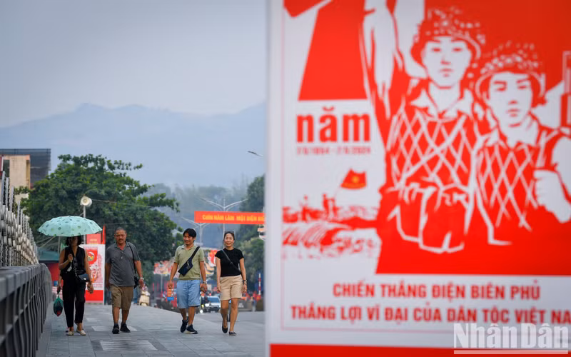 Большие праздничные плакаты размещены на улицах и дорогах города Дьенбьенфу.