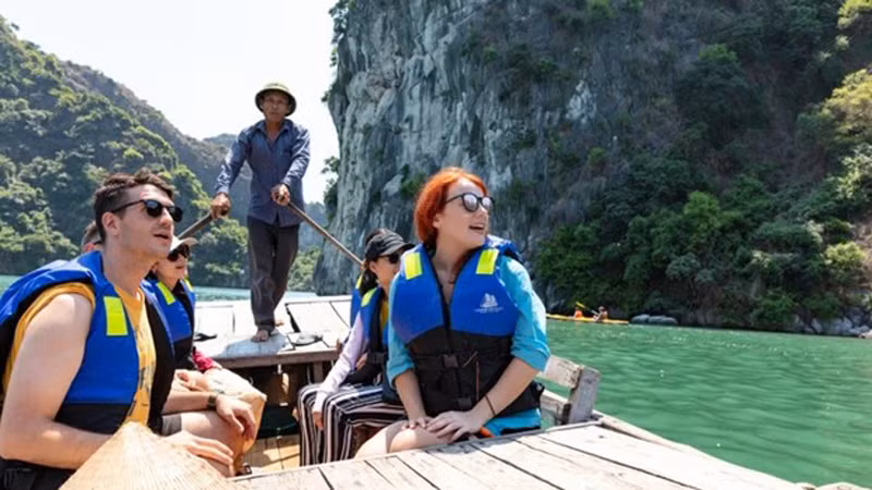 Иностранные туристы посещают бухту Халонг. Фото: ВИA