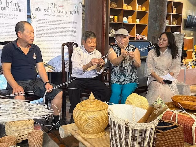 Ремесленники беседуют о сохранении традиционного ремесла.