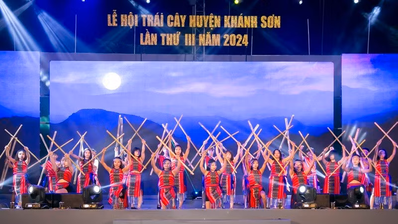 Художественный номер по случаю открытия фестиваля. Фото: Нгок Хоа