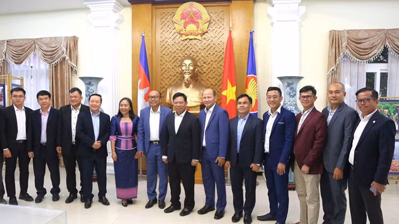 Посол Вьетнама в Камбодже Нгуен Хюи Танг и делегация CAVA. Фото: ВИА