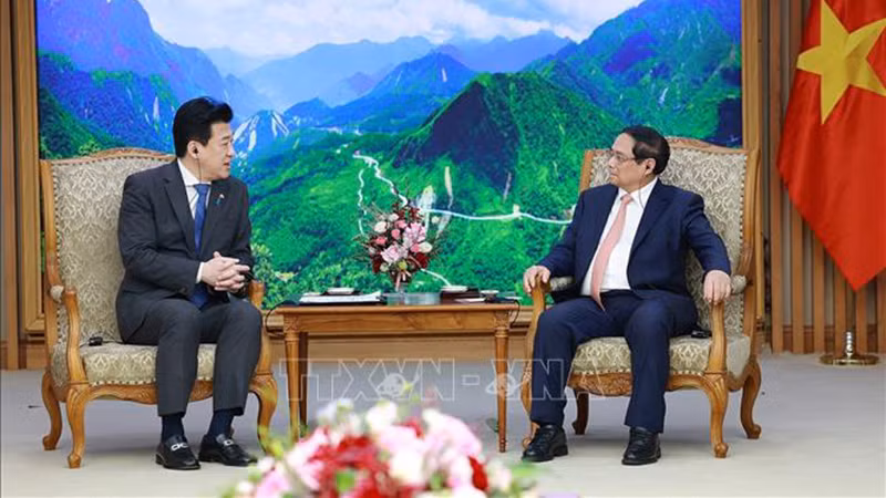 Премьер-министр Фам Минь Тьинь принимает Министра обороны Японии Кихару Минору. Фото: ВИА