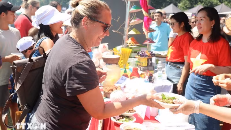 Стенд Посольства Вьетнама привлек внимание многих туристов. Фото: ВИА