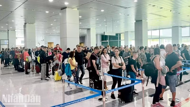 Туристы в международном аэропорту Фукуок.