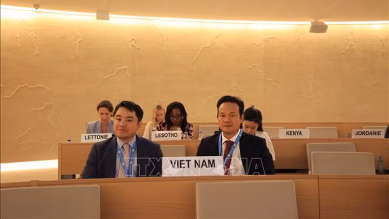 Делегация постоянной миссии Вьетнама при ООН на сессии Совета ООН по правам человека. Фото: ВИА