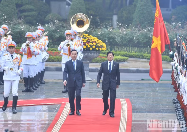 Два Президента обходят строй почетного караула. Фото: Данг Кхоа