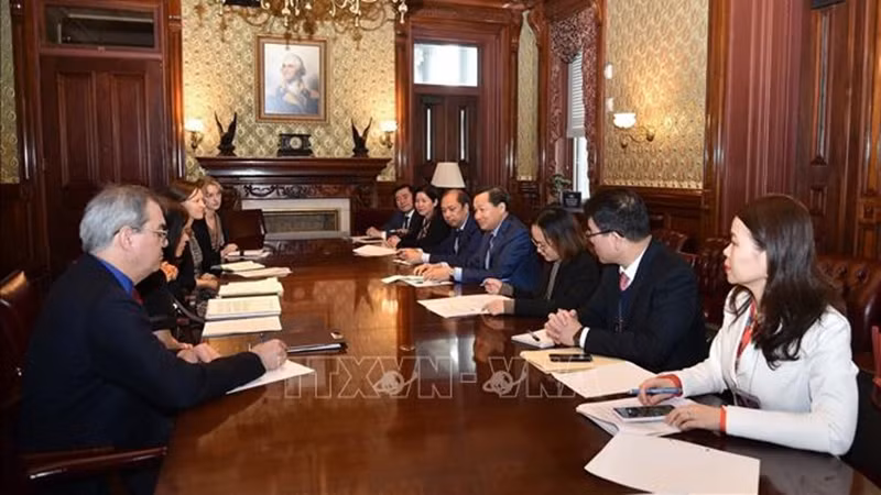 Общий вид встречи Вице-премьера Ле Минь Кхая со Старшим советником Президента США по вопросам экоинноваций и внедрения зеленой энергии Джоном Подестом. Фото: ВИА