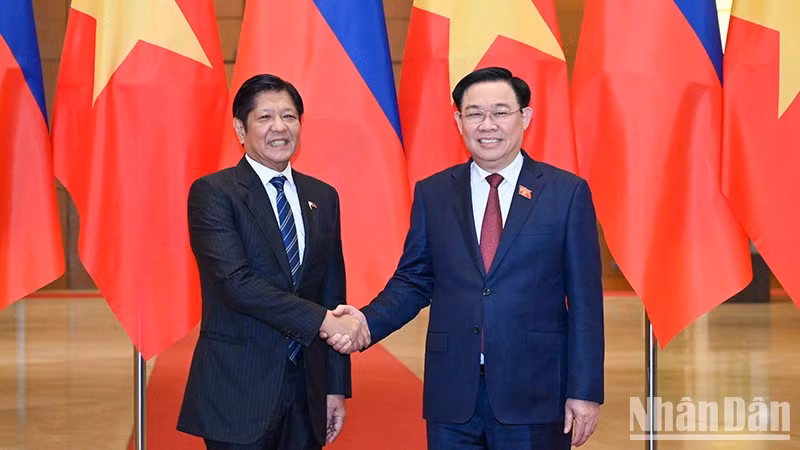 Председатель НС Выонг Динь Хюэ на встрече с Президентом Филиппин Фердинандом Ромуальдесом Маркосом-младшим. Фото: Зюи Линь