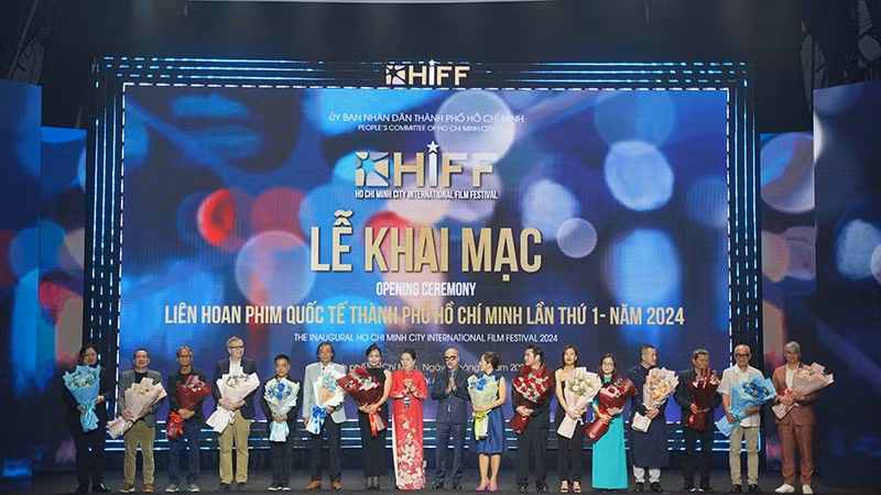 Оргкомитет вручает цветы членам жюри кинофестиваля.