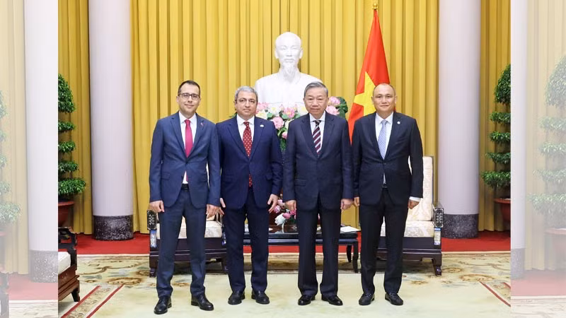 Президент То Лам и Послы стран-членов ОТГ. Фото: ВИА