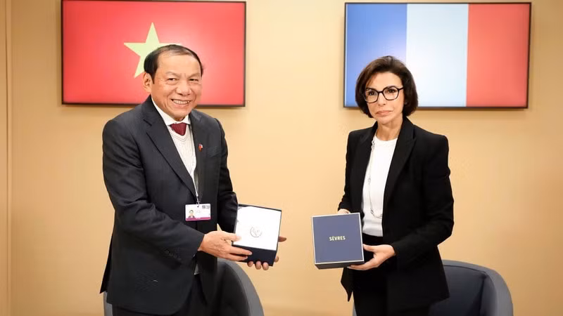 Министр культуры, спорта и туризма Вьетнама Нгуен Ван Хунг (слева) и Министр культуры Франции Рашида Дати.