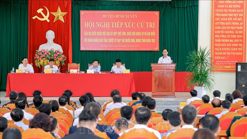 Вице-премьер, Министр иностранных дел Буй Тхань Шон на встрече с избирателями в провинции Виньфук. Фото: ВИА