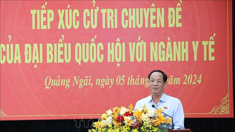 Заместитель председателя НС Чан Куанг Фыонг выступает на встрече с избирателями. Фото: ВИА