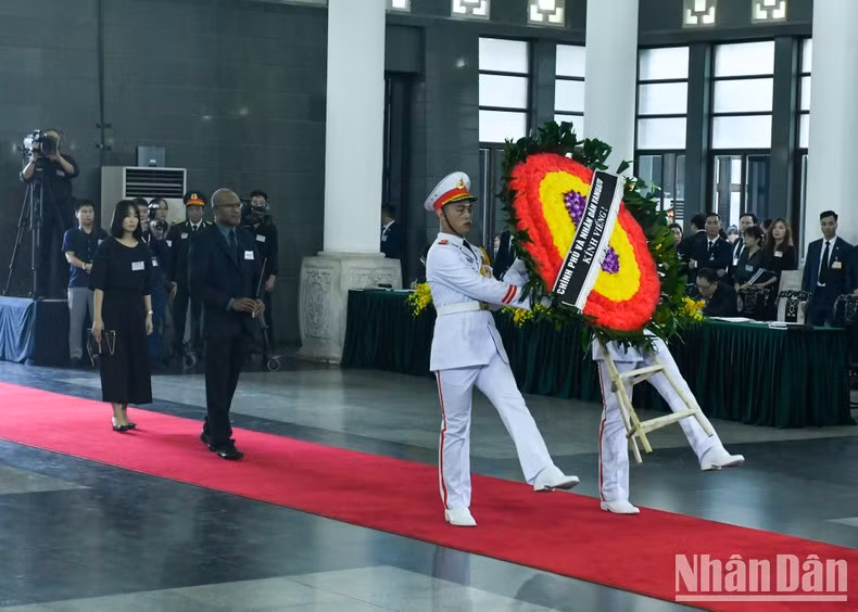 Делегация Вануату чтит память Генерального секретаря ЦК КПВ Нгуен Фу Чонга.