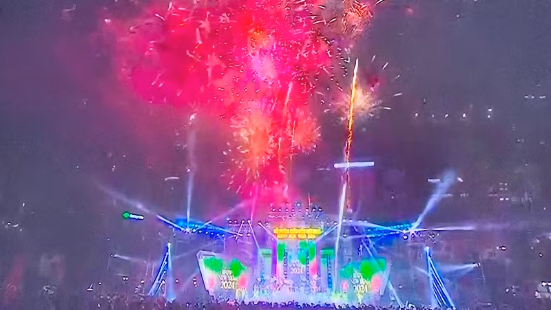 На площади Оперного театра г. Хайфона тысячи жителей и туристов портового города насладились яркой художественной программой «Хайфон встречает Новый 2024 год».