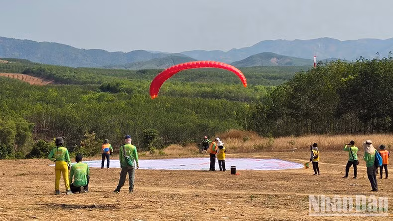 Судьи выставляют баллы спортсменам.