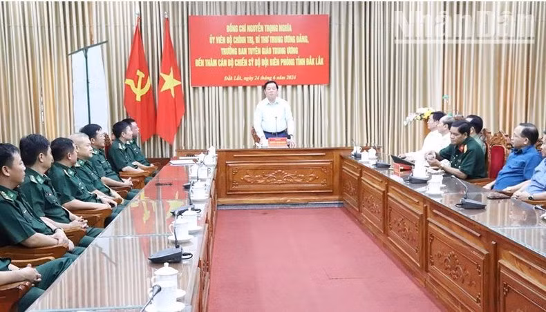 Товарищ Нгуен Чонг Нгиа выступает на рабочей встрече.