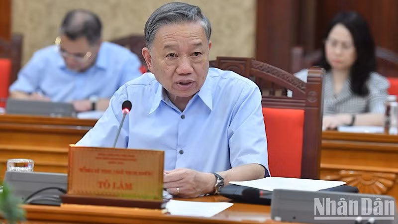 Генеральный секретарь ЦК КПВ, Президент Вьетнама То Лам выступает на заседании Политбюро и Секретариата ЦК КПВ, чтобы дать руководящие указания по преодолению последствий тайфуна. Фото: Данг Кхоа