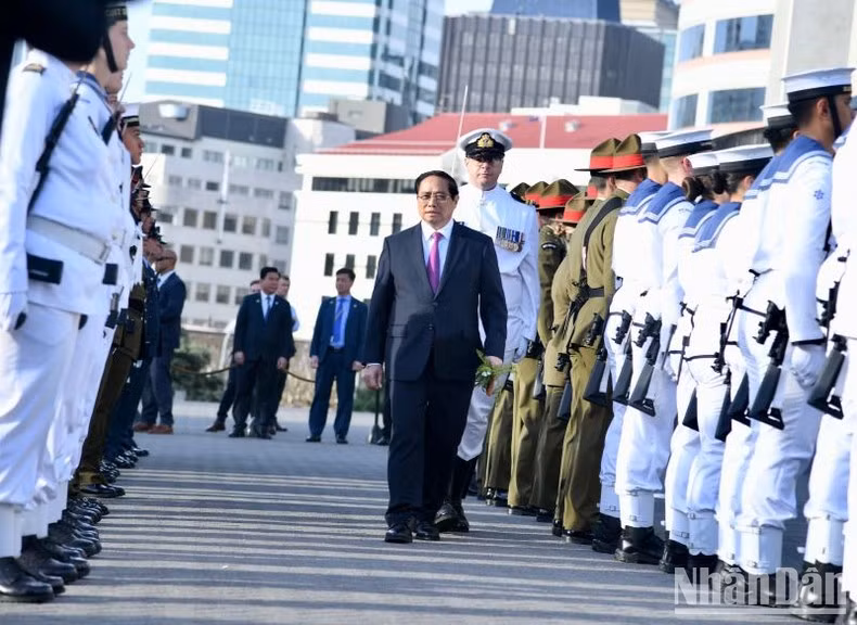 Премьер-министр Фам Минь Тьинь обходит строй почетного караула армии Новой Зеландии.