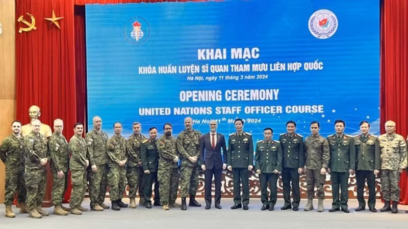 Делегаты на церемонии открытия курса. Фото: ВИА