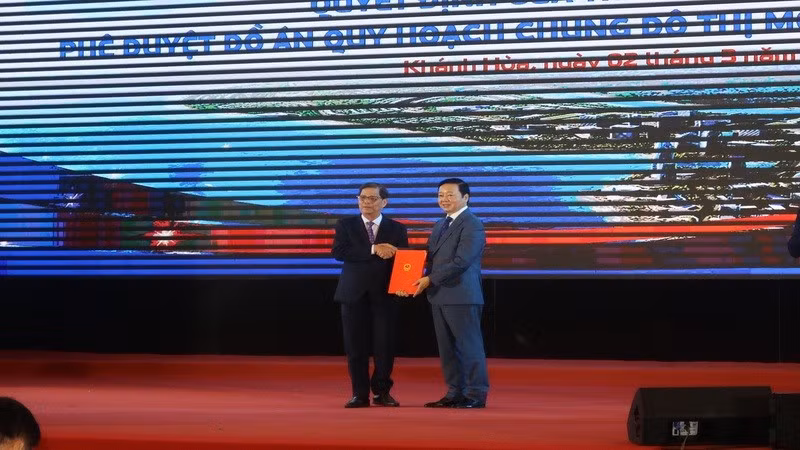 Вице-премьер Чан Хонг Ха вручает решение Председателю Народного комитета провинции Кханьхоа Нгуен Тан Туану. Фото: Фонг Нгуен