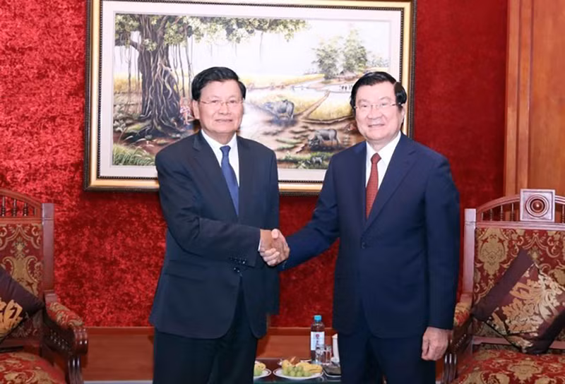 Бывший Президент Чыонг Тан Шанг на встрече с Генеральным секретарем ЦК НРПЛ, Президентом Лаоса Тхонглуном Сисулитом. Фото: ВИА