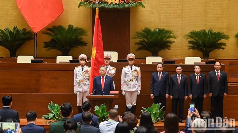 Президент То Лам приносит присягу.