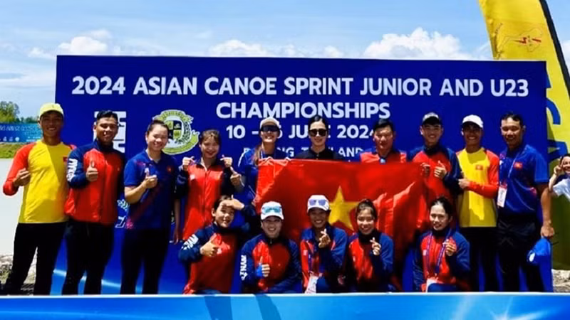 Члены сборной Вьетнама по гребле на каноэ.