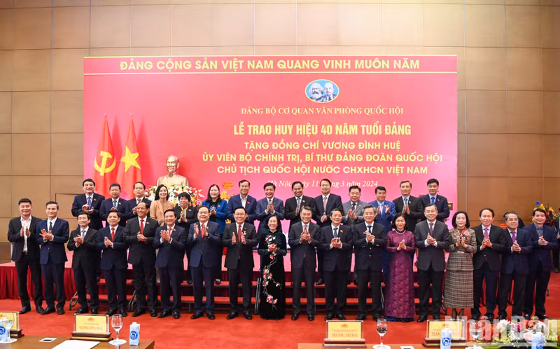 Председатель НС Выонг Динь Хюэ, руководители Партии, Государства, НС и делегаты на мероприятии. Фото: Зюи Линь