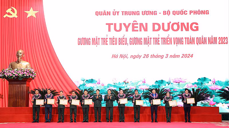 Вручение похвальных грамот 10 выдающимся молодым людям в армии в 2023 году.