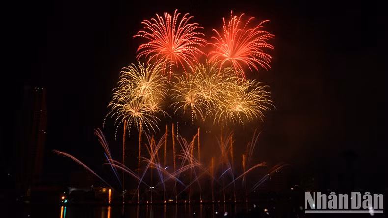 «Вечеринка» фейерверков.