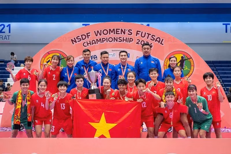 Женская сборная Вьетнама по футзалу держит чемпионский кубок. Фото: Федерация футбола Вьетнама