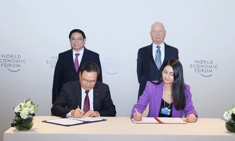 Премьер-министр Фам Минь Тьинь и Председатель ВЭФ Клаус Шваб присутствуют на церемонии подписания документов о сотрудничестве.