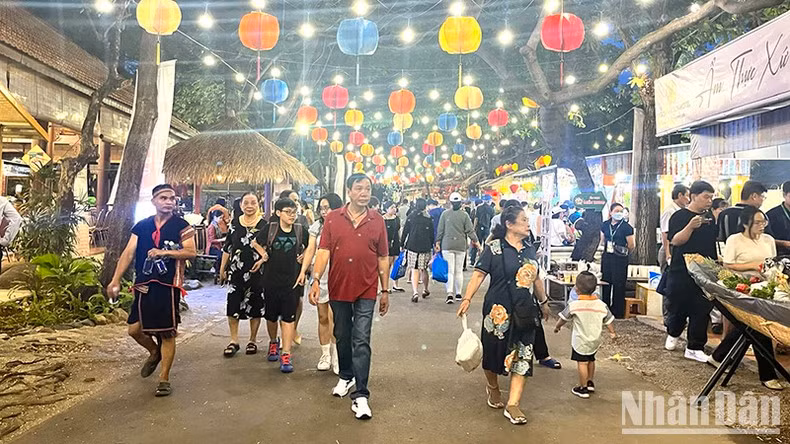 Гости прибывают на фестиваль в день открытия.