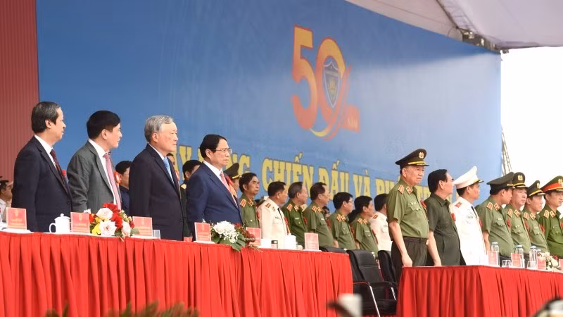 Премьер-министр Фам Минь Тьинь и руководители на церемонии. Фото: Чан Хай