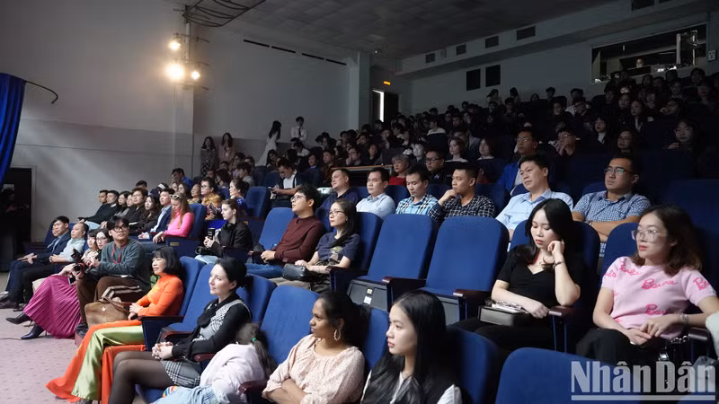 Многие российские и зарубежные молодые люди внимательно следят за художественной программой. Фото: Суан Хынг