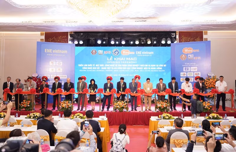 Делегаты перерезают ленточку в знак открытия выставки.