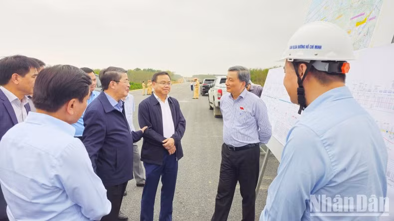 Товарищ Нгуен Дык Хай заслушивает отчет о ходе строительства скоростной автомагистрали Камло-Ваннинь.