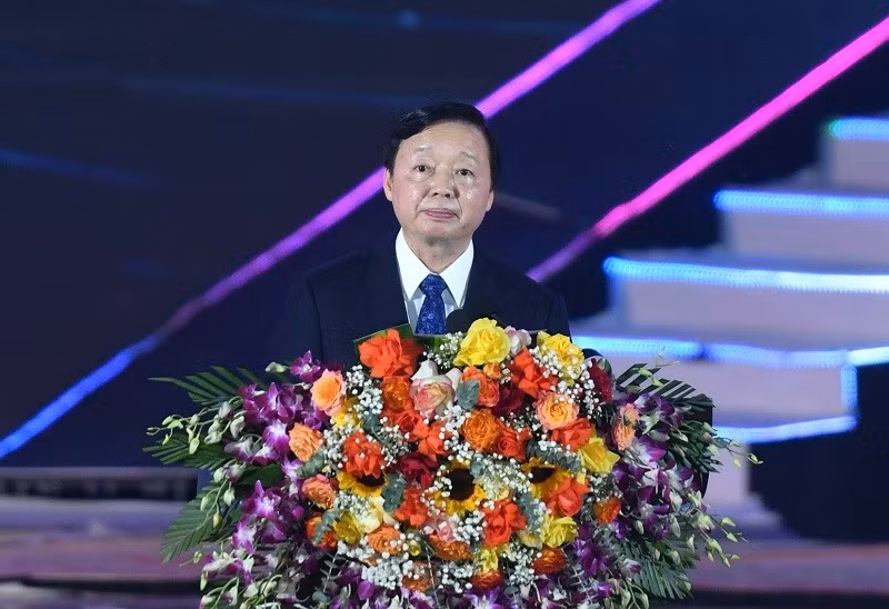 Вице-премьер Чан Хонг Ха выступает с речью.