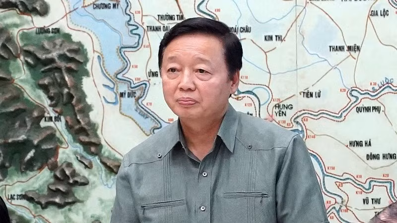 Вице-премьер Чан Хонг Ха выступает с директивной речью.