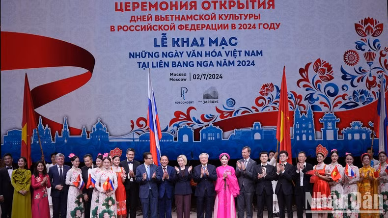 Делегаты поздравляют артистов. Делегаты поздравляют артистов.